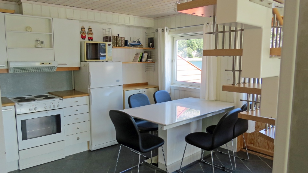 Küchenbereich mit Geschirrspülmaschine