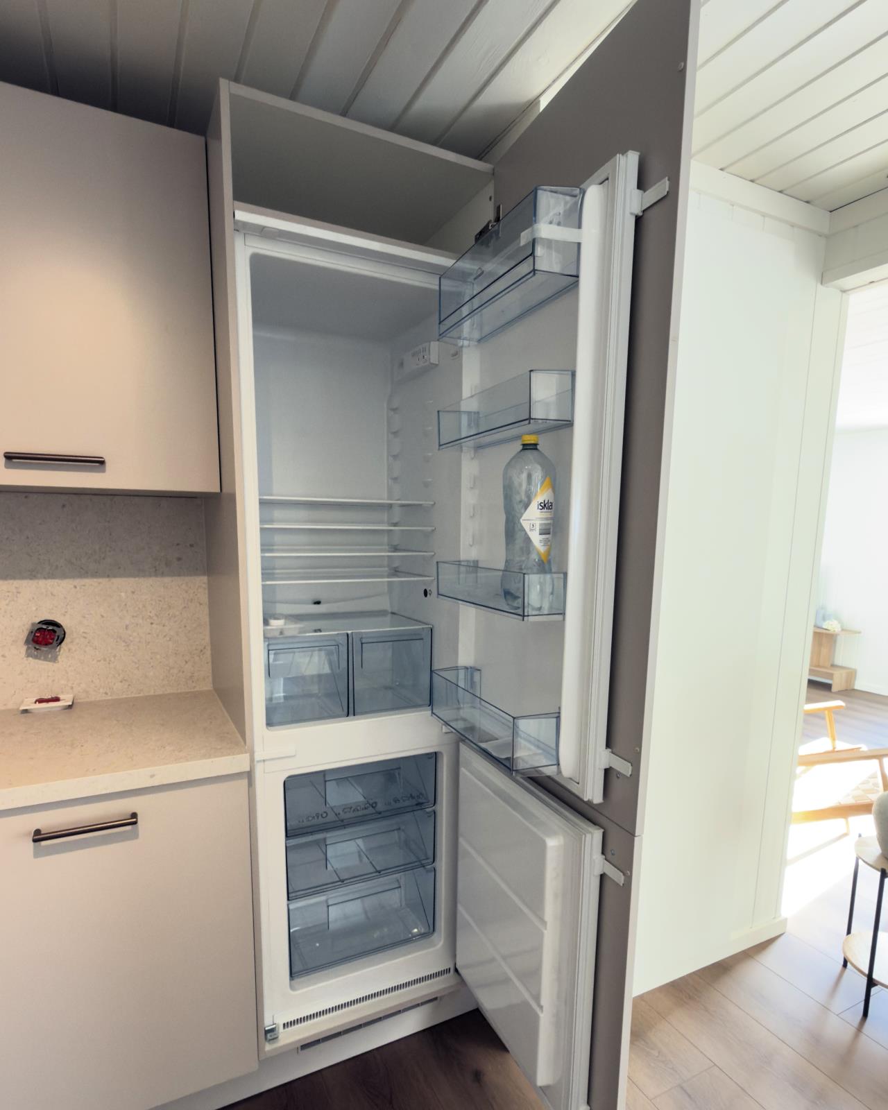 große Kühl-Gefriekombis und 180 L. Kühltruhe 