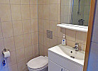 das Bad mit Dusche u. WC