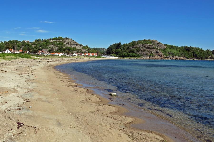 der Strand Njervesanden  in der Meeresbucht