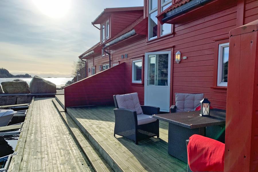 die Terrasse am Bootssteg vor dem Haus