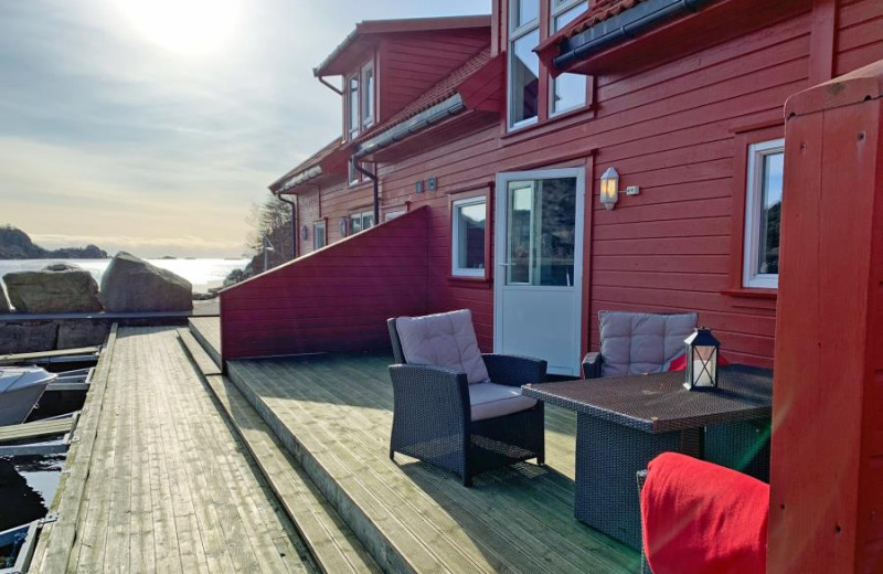 die Terrasse am Bootssteg vor dem Haus