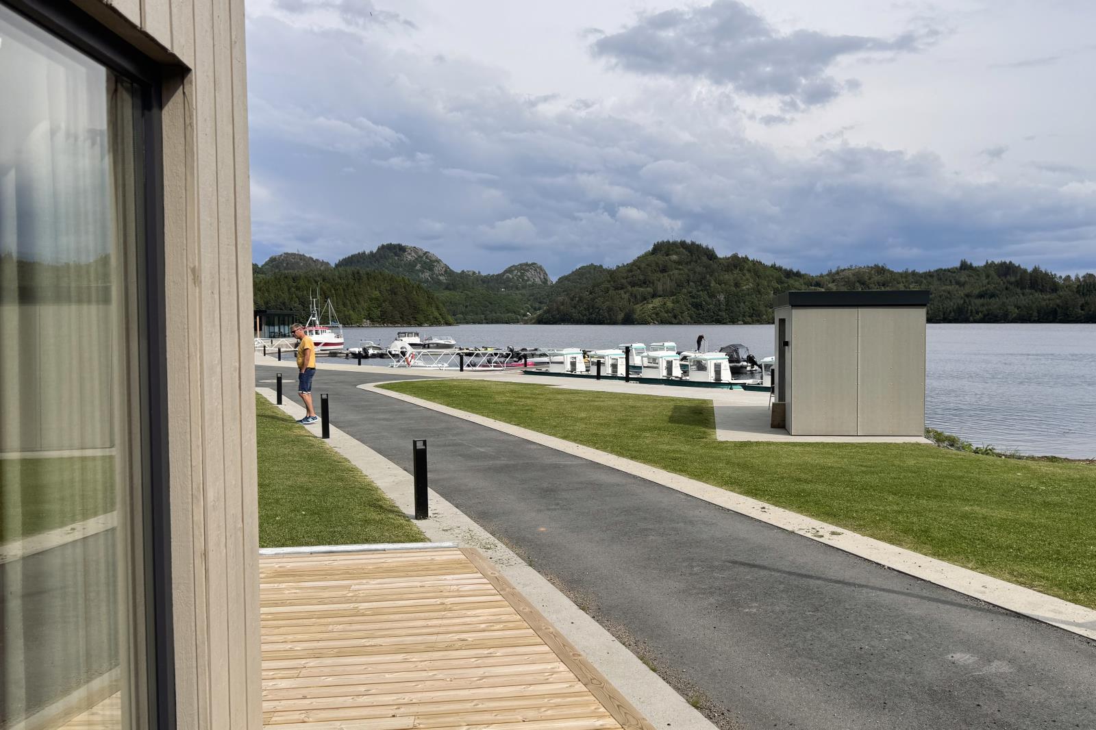 Blick auf den Fjord und die Boote