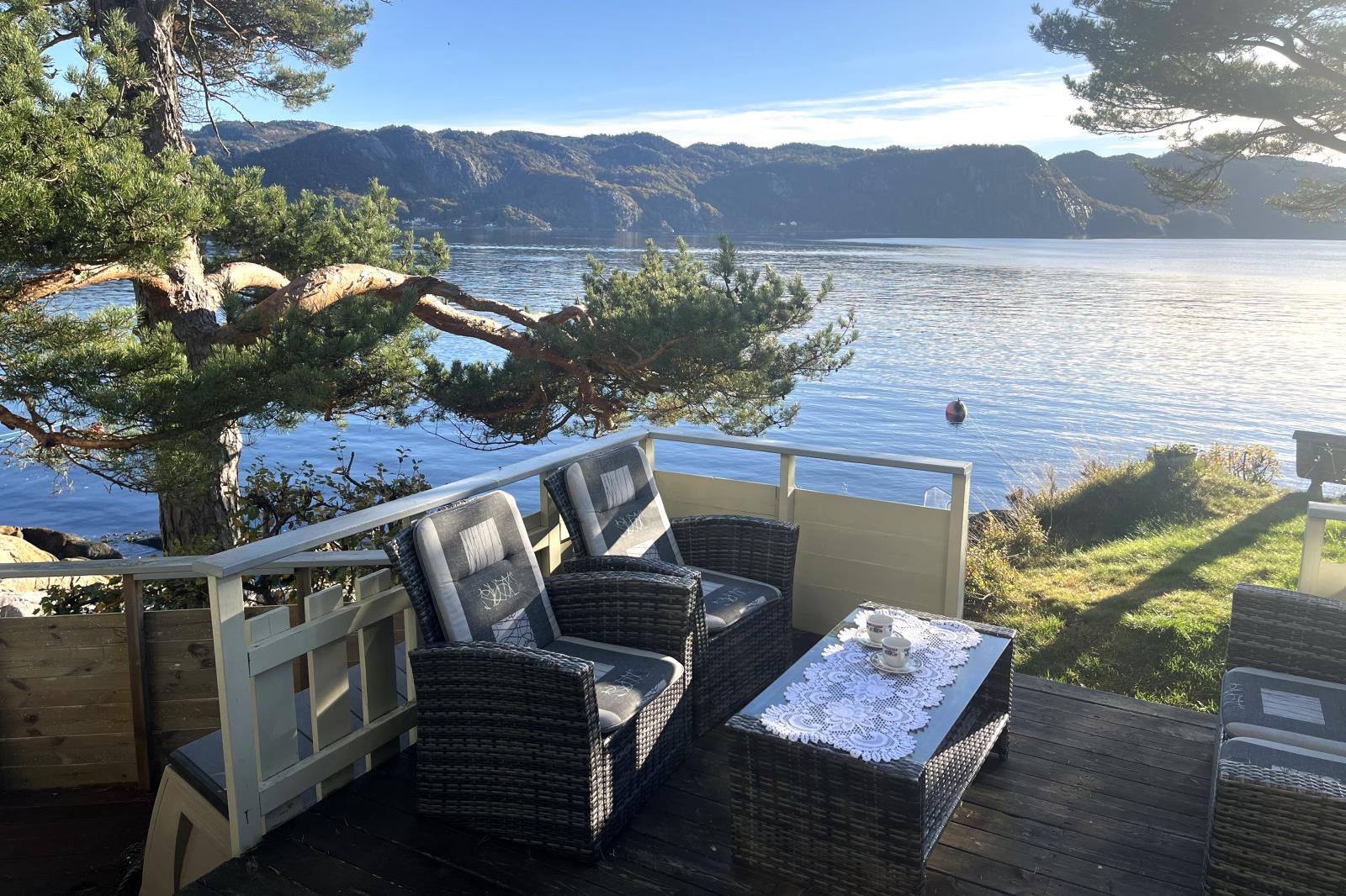 Ein traumhaft schöner Platz. die Terrasse der Fjordlodge