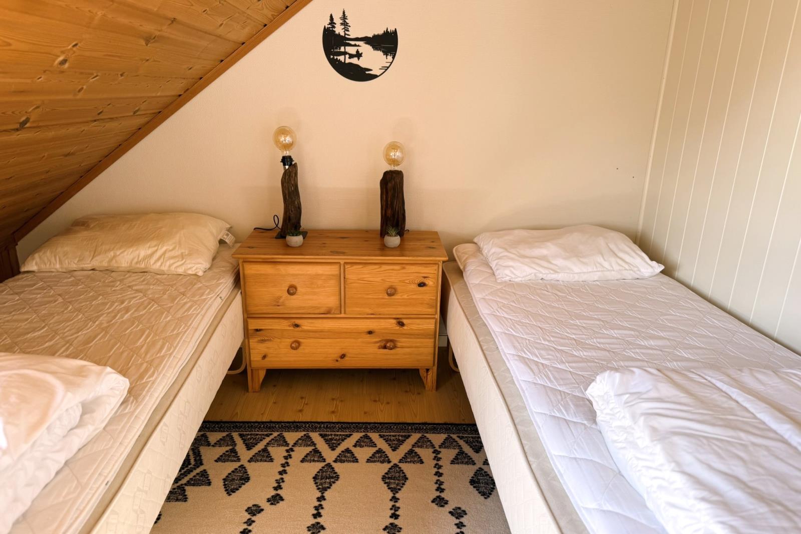 2 Schlafzimmer mit jeweils 2 Einzel-Betten im OG 