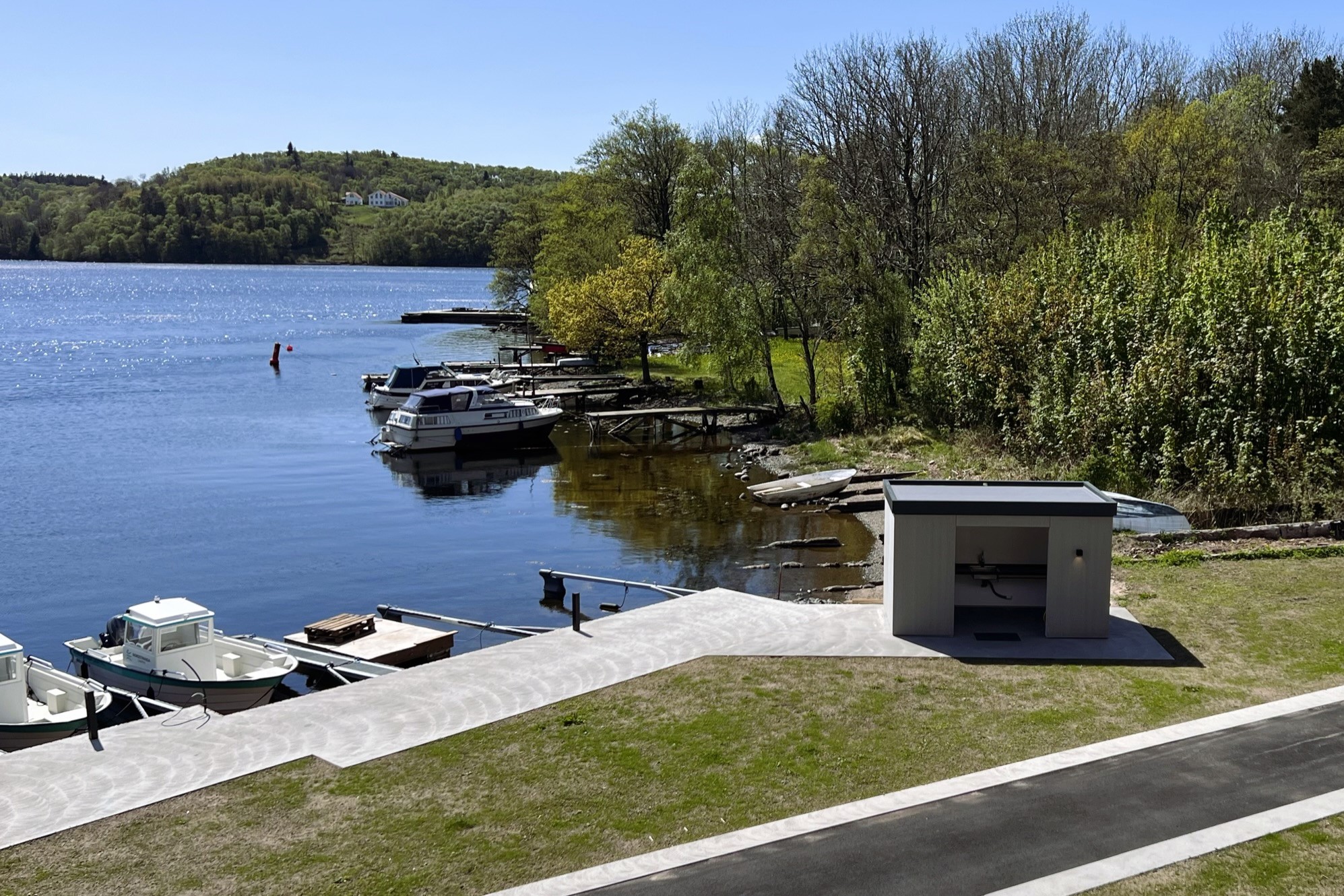 das Filetierhaus mit Wasseranschluss und Licht